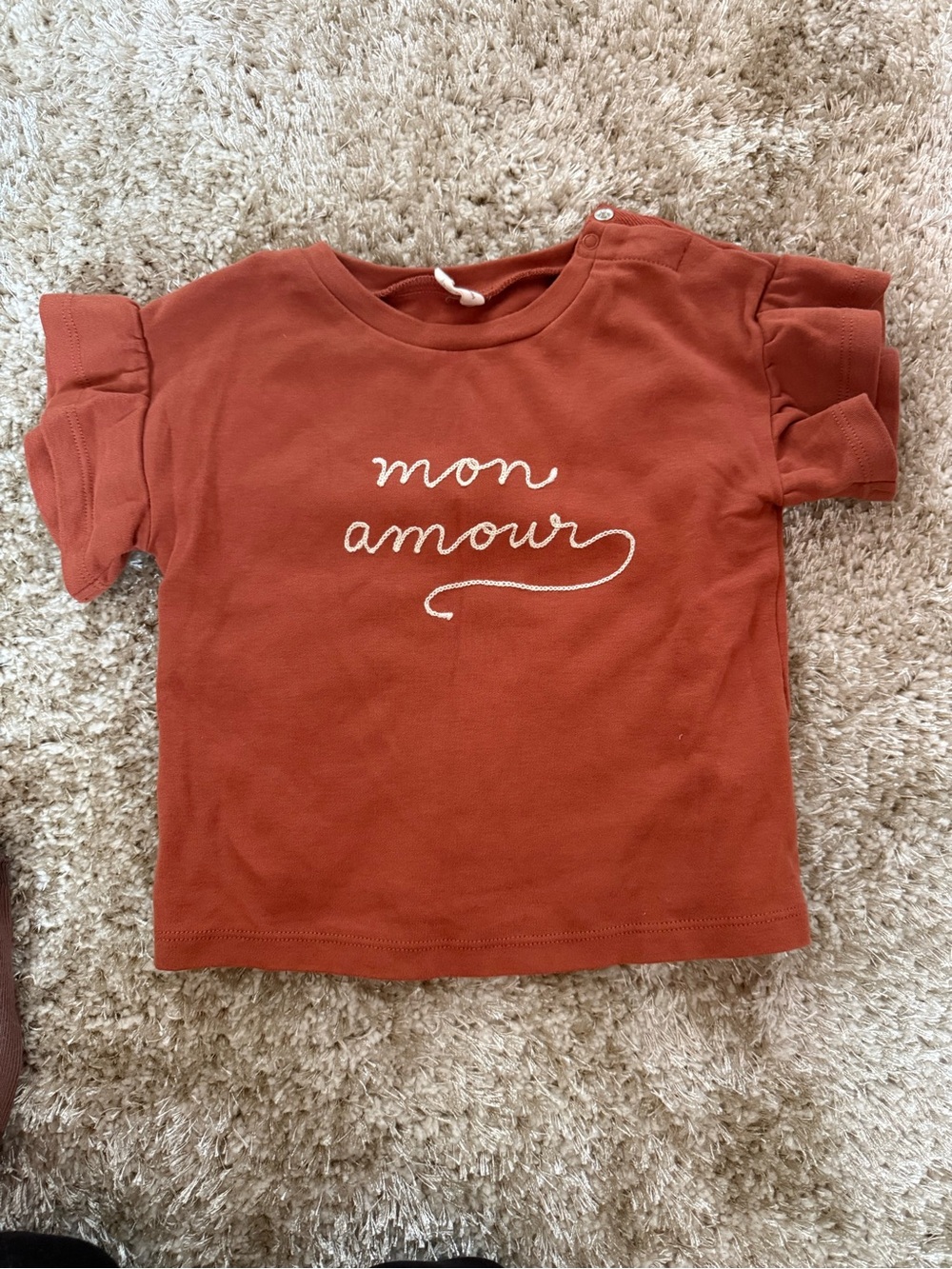 Quincy Mae Rust Ruffle Sleeve Tee with White 'mon amour' Embroidery